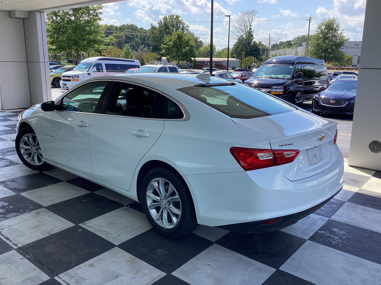 2023 Chevrolet Malibu 1LT photo 2