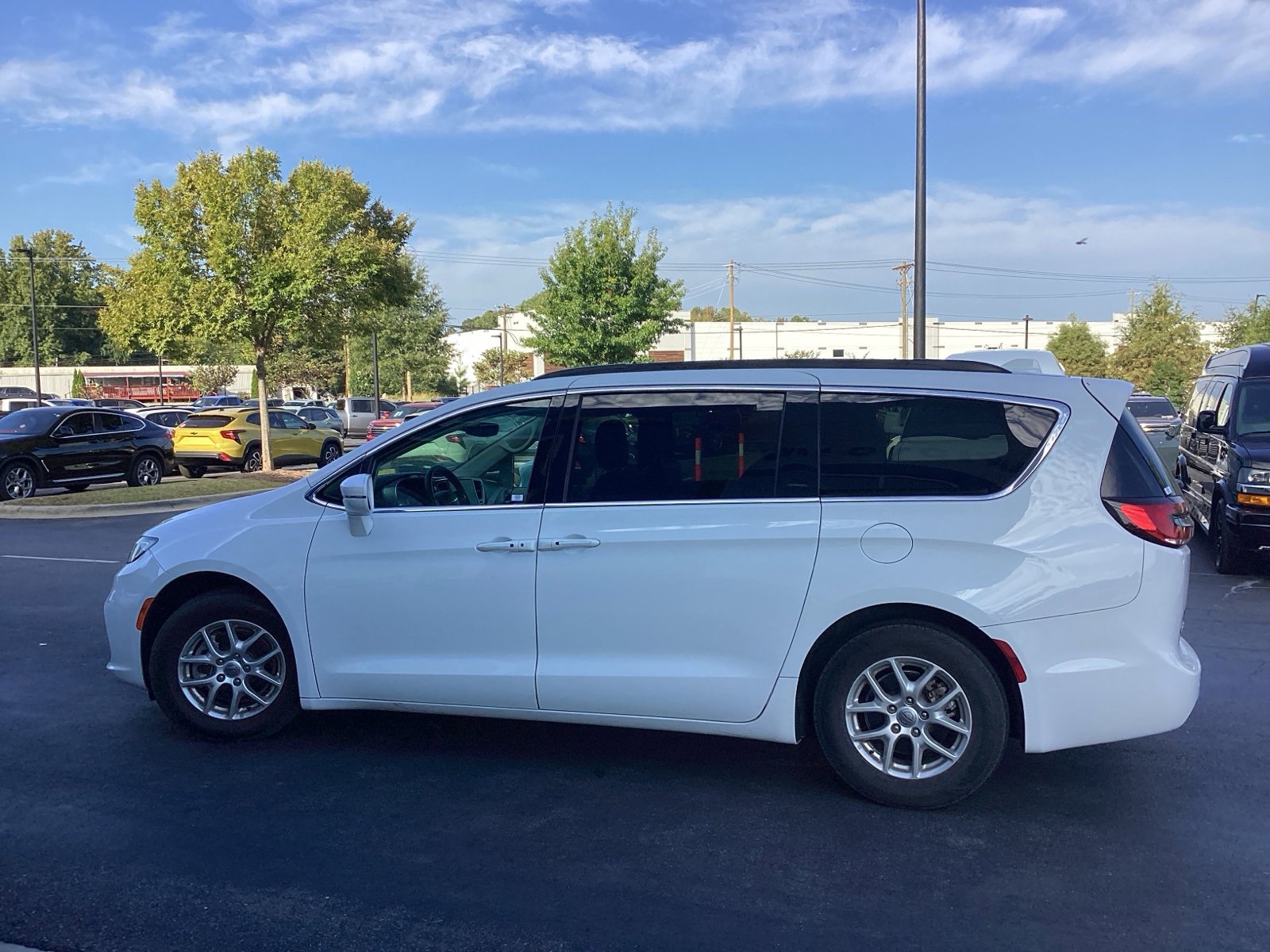 2022 Chrysler Pacifica Touring L photo 2