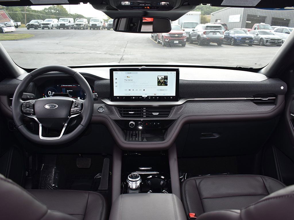 2025 Ford Explorer Platinum photo 4