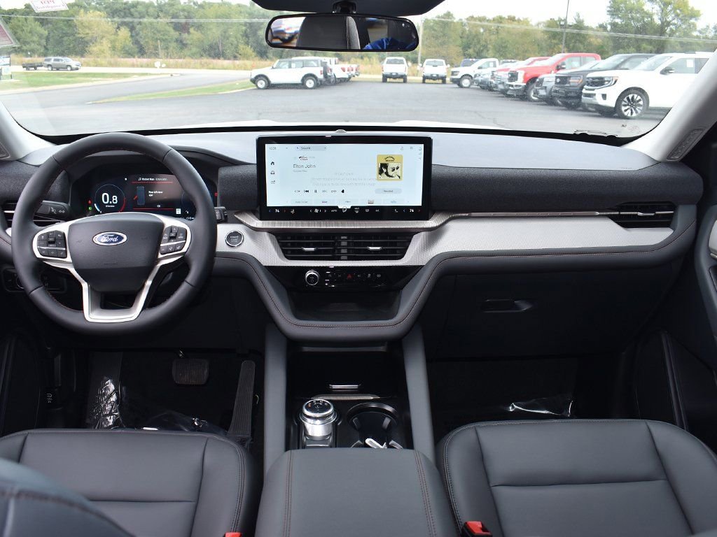 2025 Ford Explorer photo 4