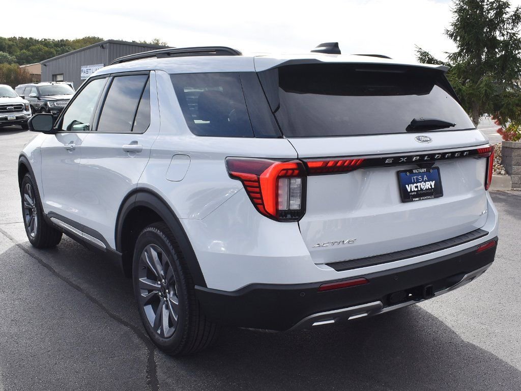 2025 Ford Explorer photo 3