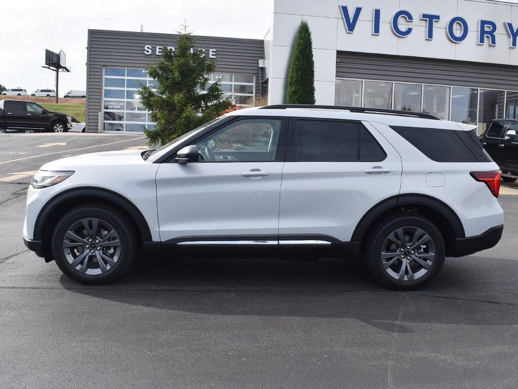 2025 Ford Explorer photo 2