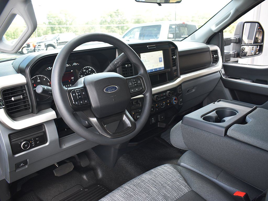 2026 Ford F-600 Super Duty Chassis Cab XLT - Photo 4