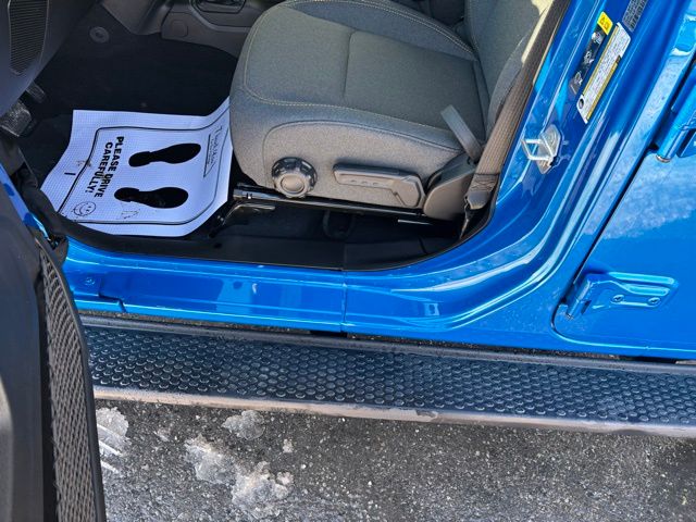 2025 Jeep Wrangler 4-Door Sahara - Photo 11