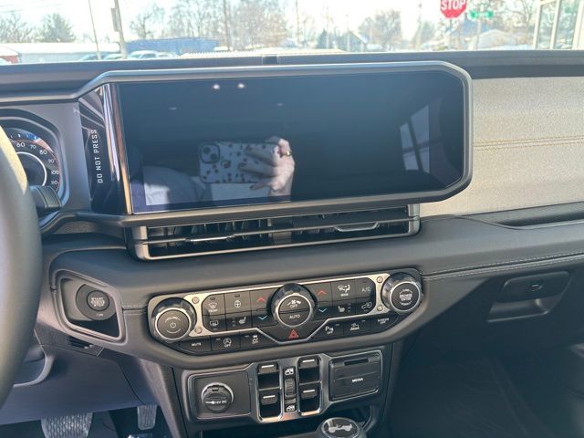 2025 Jeep Wrangler 4-Door Sahara - Photo 16