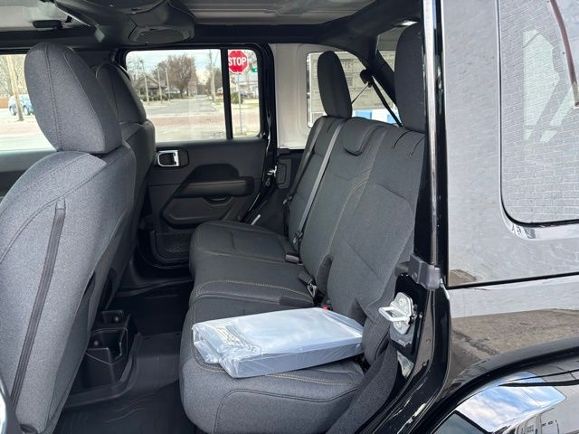 2025 Jeep Wrangler 4-Door Sahara - Photo 21