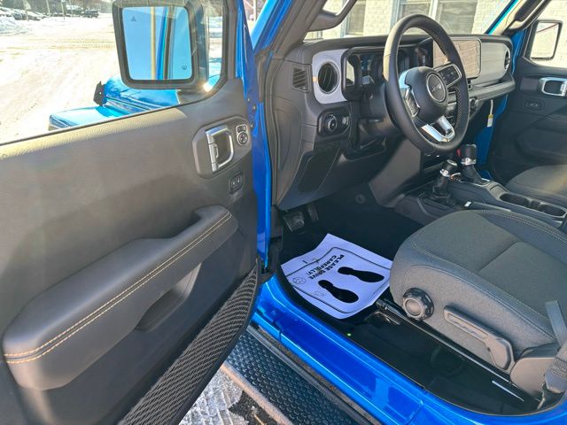 2025 Jeep Wrangler 4-Door Sahara - Photo 12
