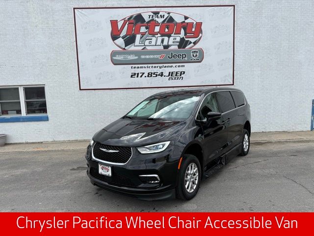 2023 Chrysler Pacifica Touring L's photo