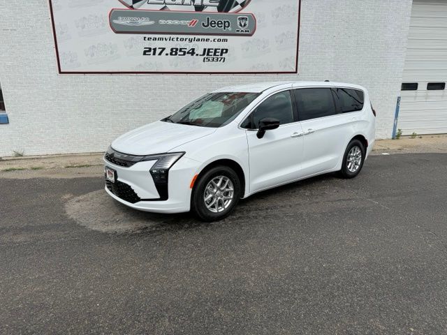 2027 Chrysler Pacifica Select's photo