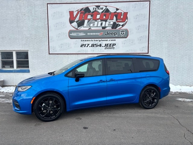 2026 Chrysler Pacifica Select's photo