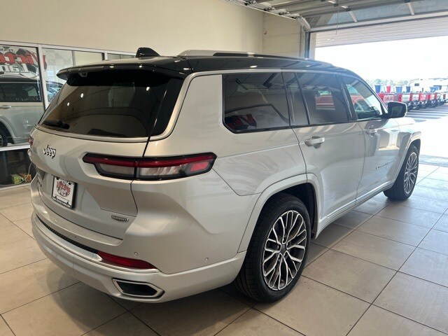 2022 Jeep Grand Cherokee L Summit photo 2