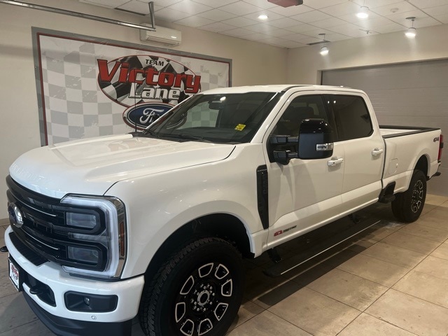 2026 Ford F-250 Super Duty Platinum's photo