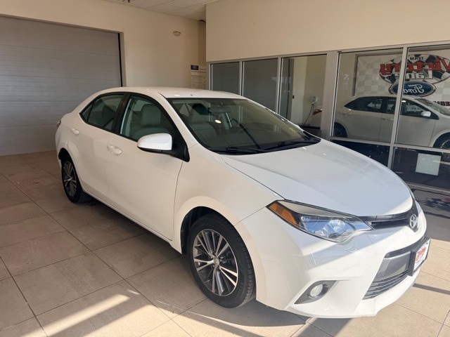 2016 Toyota Corolla LE photo 2