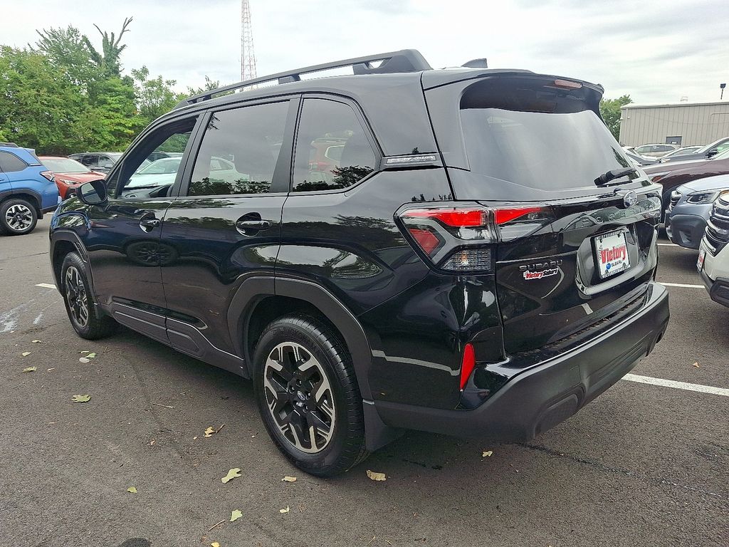 2025 Subaru Forester Premium photo 4