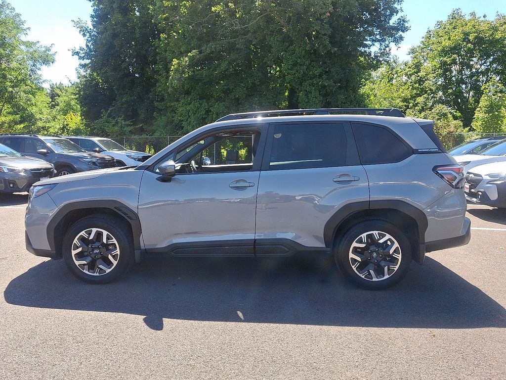 2025 Subaru Forester Premium photo 4