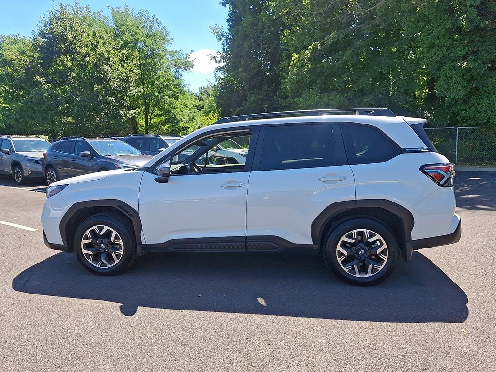 2025 Subaru Forester Premium photo 3