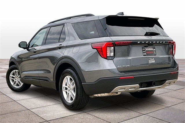2026 Ford Explorer photo 2