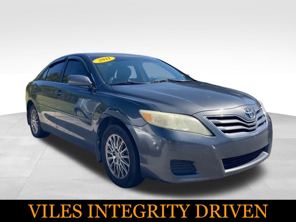 2011 Toyota Camry LE's photo