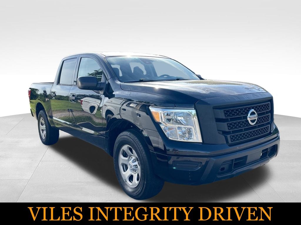 2022 Nissan Titan S 4X4 Crew Cab's photo