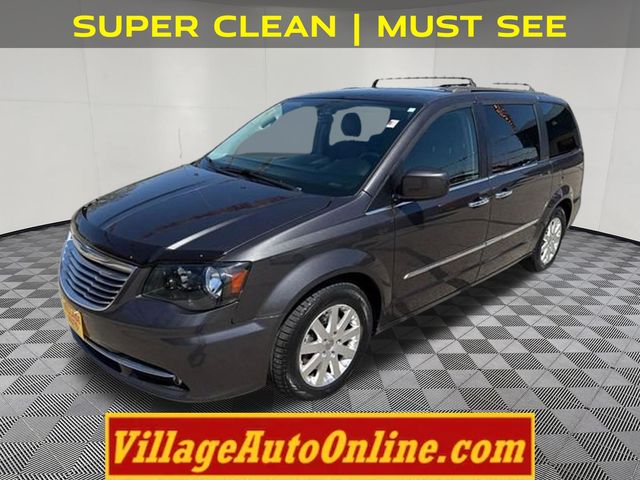 2016 Chrysler Town & Country Touring's photo