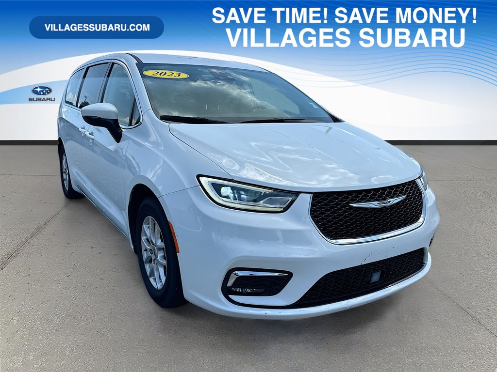 2023 Chrysler Pacifica Touring L's photo