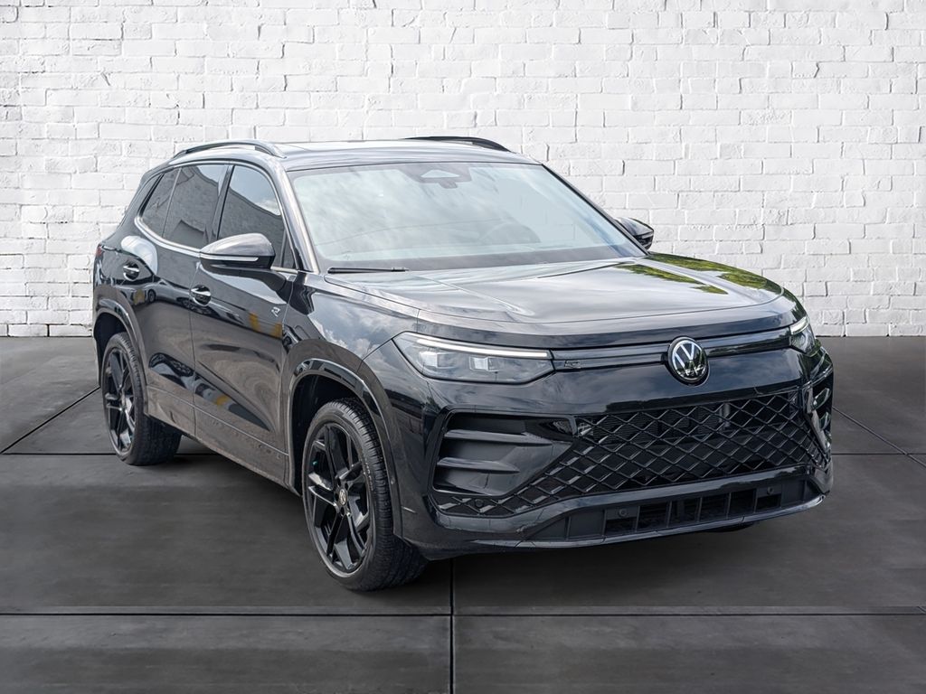 2025 Volkswagen Tiguan 2.0T SE R-Line Black 4Motion's photo