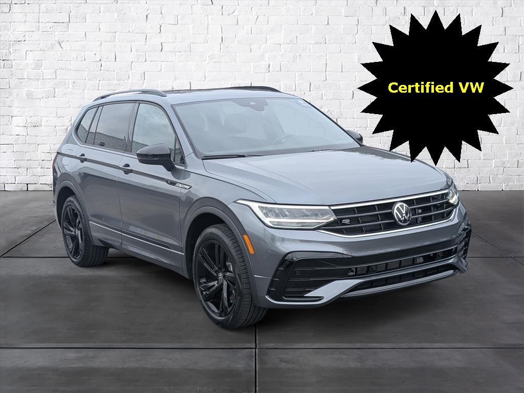 2024 Volkswagen Tiguan SE R-LINE BLACK's photo