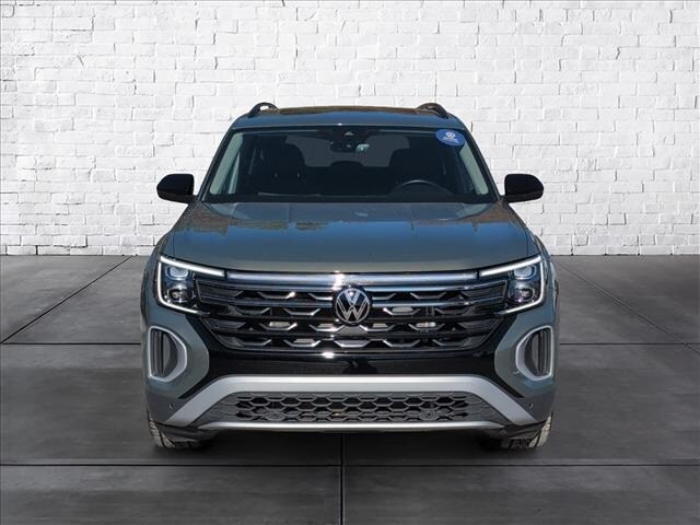 2025 Volkswagen Atlas Peak Edition SE photo 2