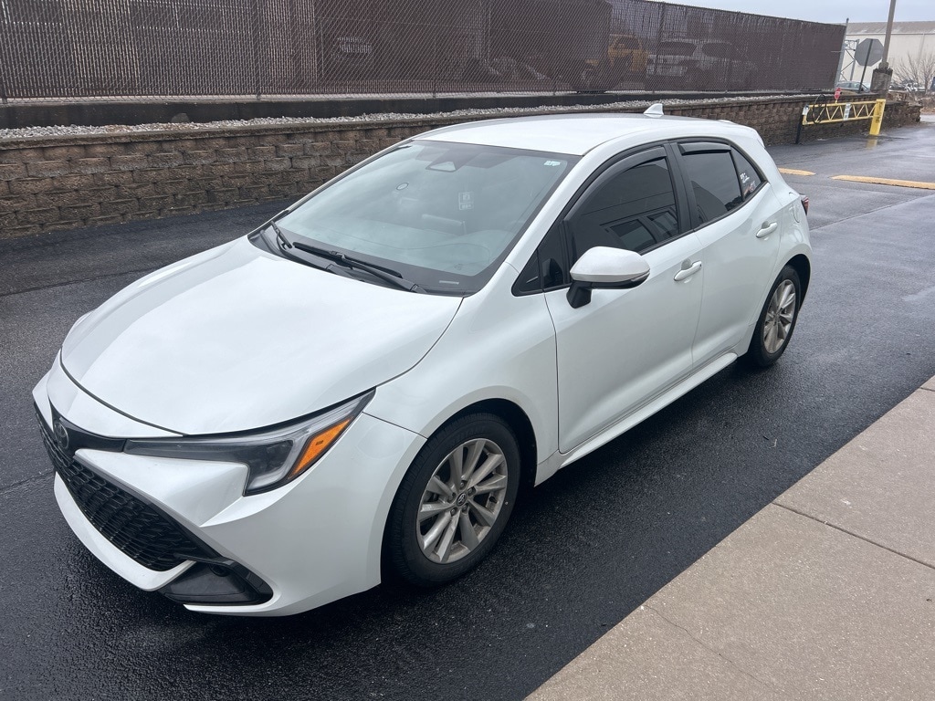 2023 Toyota Corolla Hatchback SE's photo