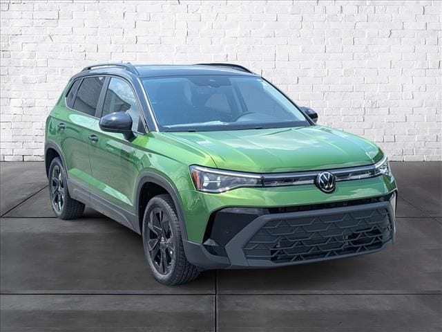 New 2026 Volkswagen Taos 1.5T SE Black