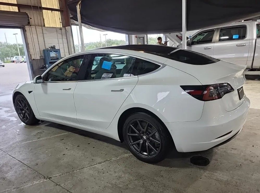 2019 Tesla Model 3 Standard Range Plus photo 3