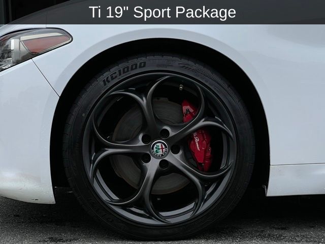 2017 Alfa Romeo Giulia Ti photo 4