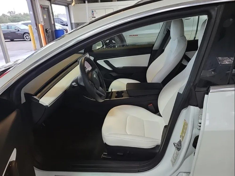 2019 Tesla Model 3 Standard Range Plus photo 2