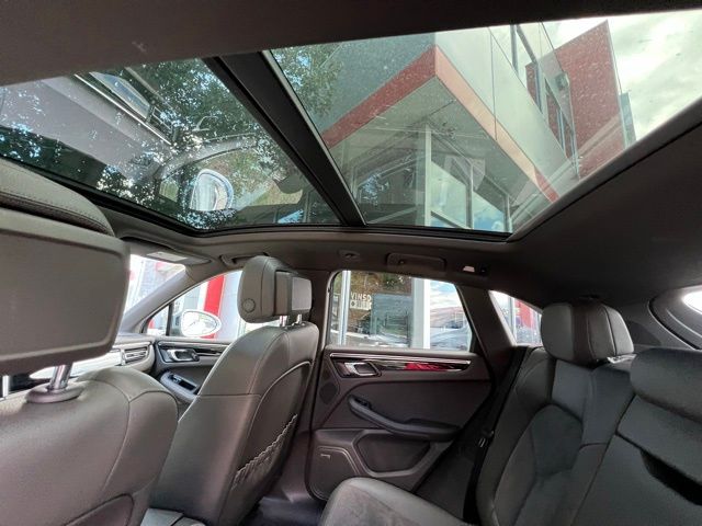 2019 Porsche Macan Base photo 3