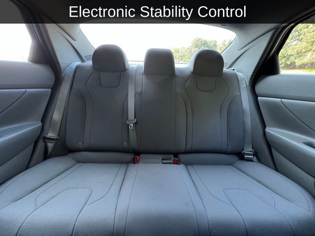 2023 Hyundai Elantra SE photo 4