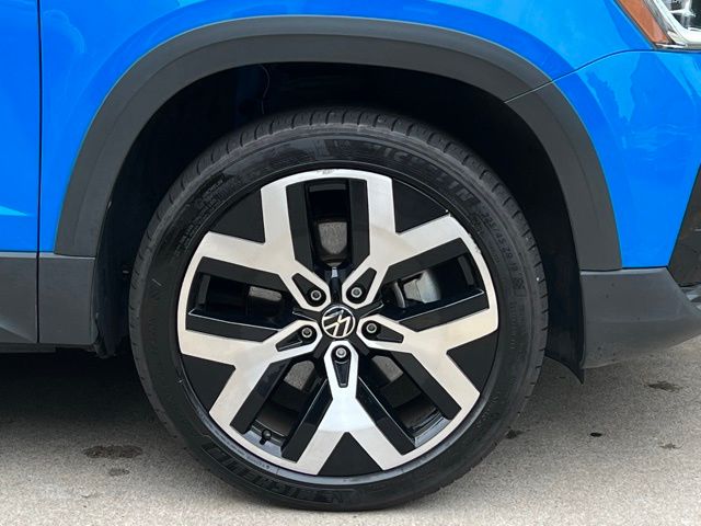 2022 Volkswagen Taos SEL photo 3