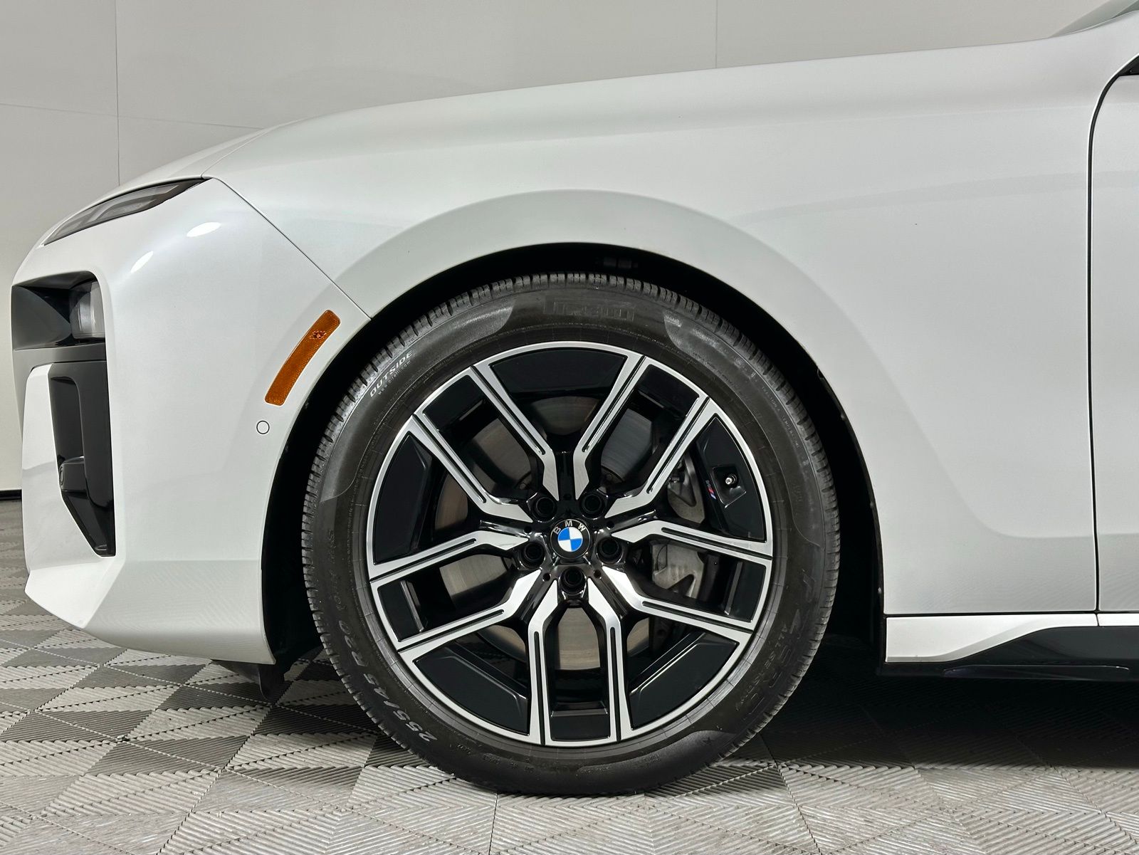 Image of 2023 BMW 7 Series 760i xDrive Sedan