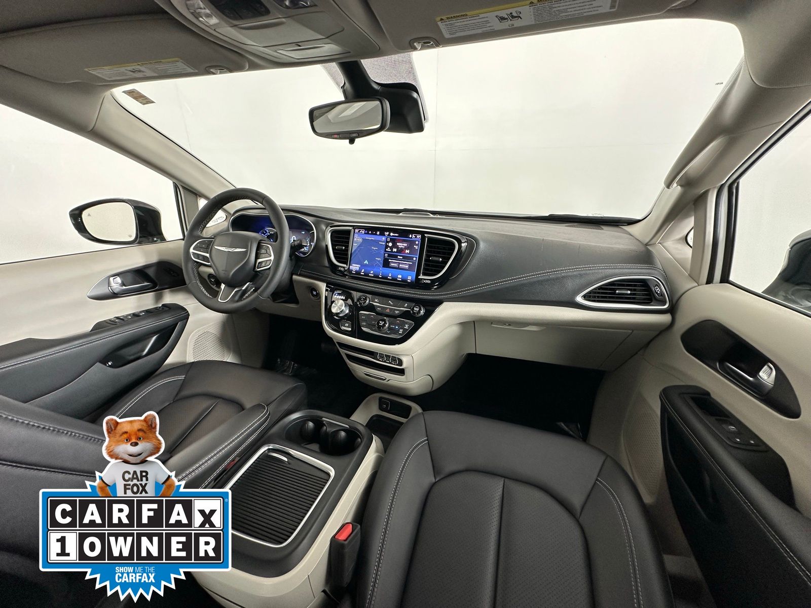 2024 Chrysler Pacifica Hybrid photo 2