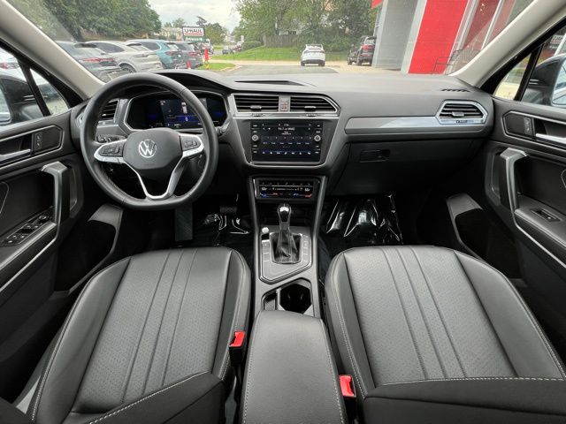 2023 Volkswagen Tiguan SE photo 2