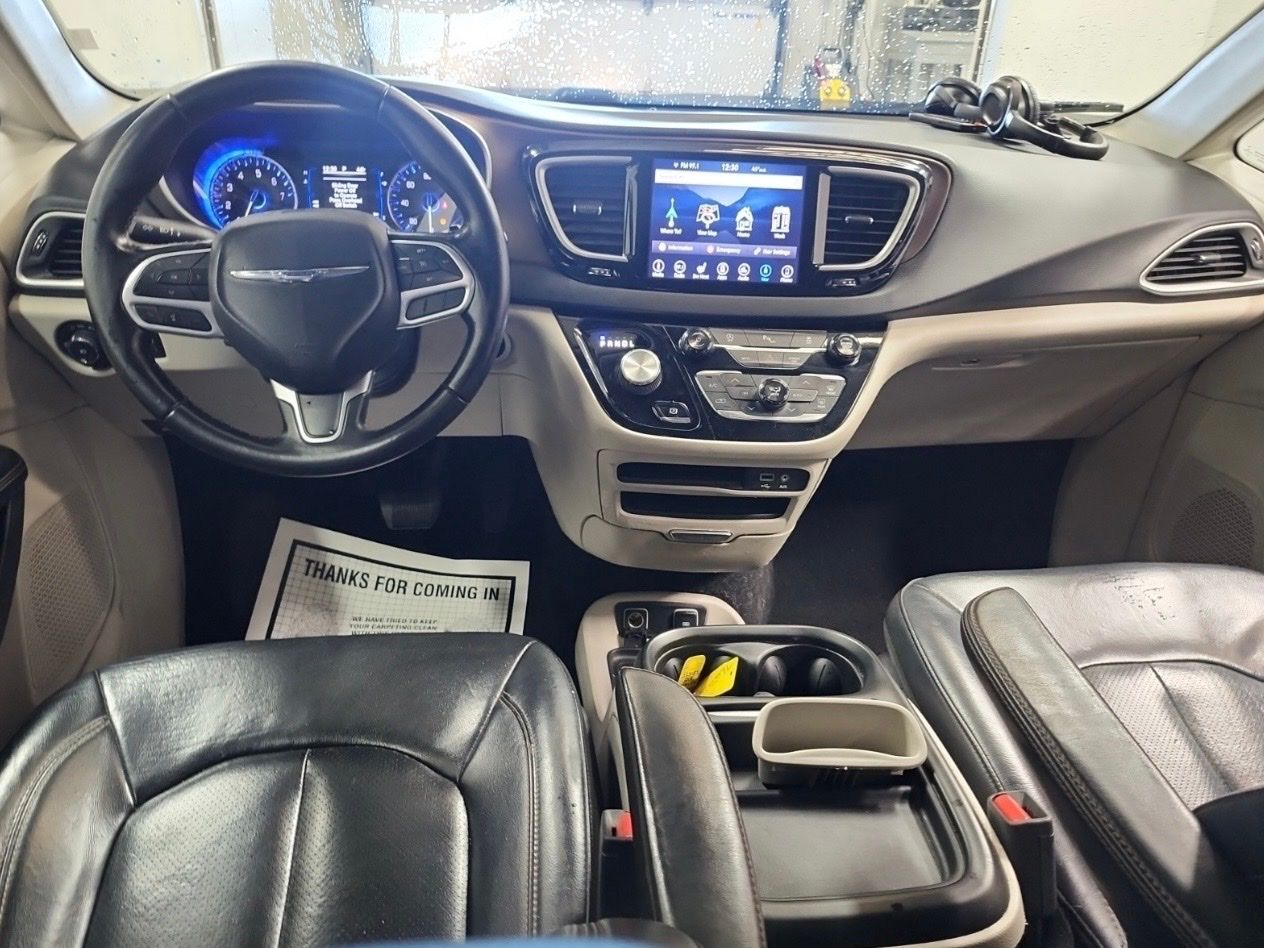 2018 Chrysler Pacifica Touring L photo 3