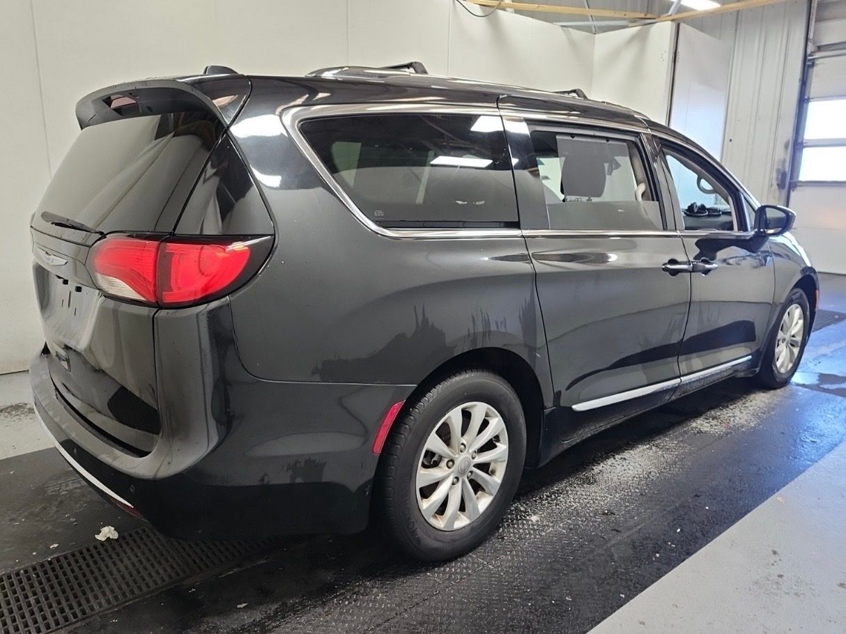 2018 Chrysler Pacifica Touring L photo 2