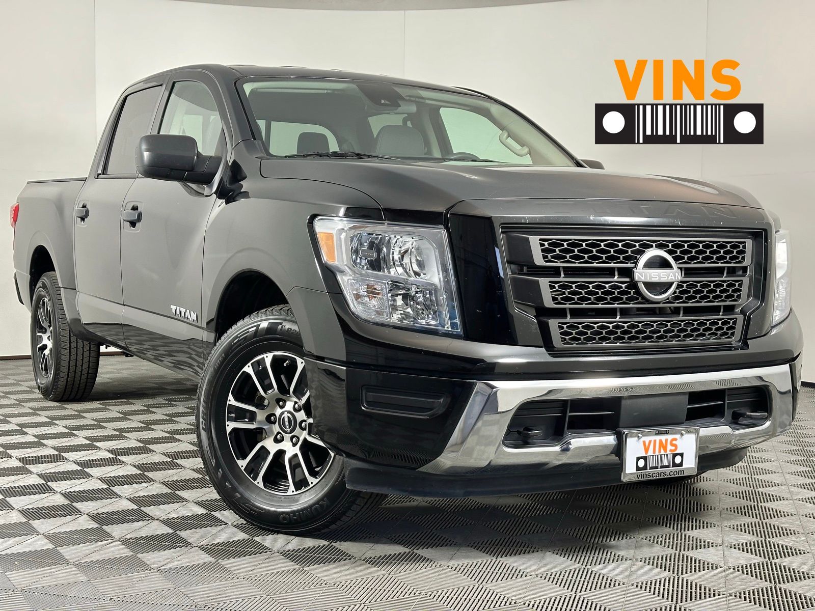 2023 Nissan Titan SV's photo