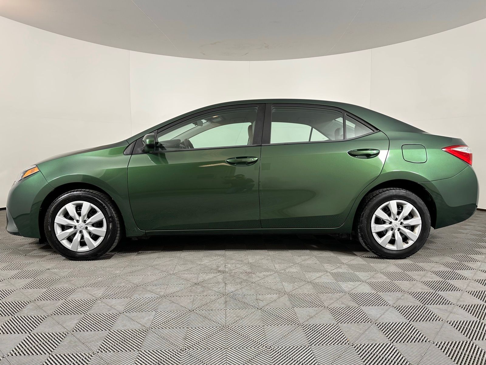 2015 Toyota Corolla LE photo 3