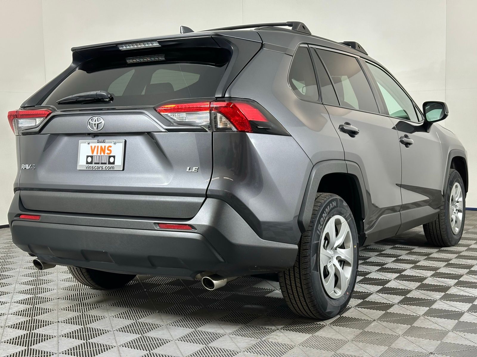 2020 Toyota RAV4 LE photo 3