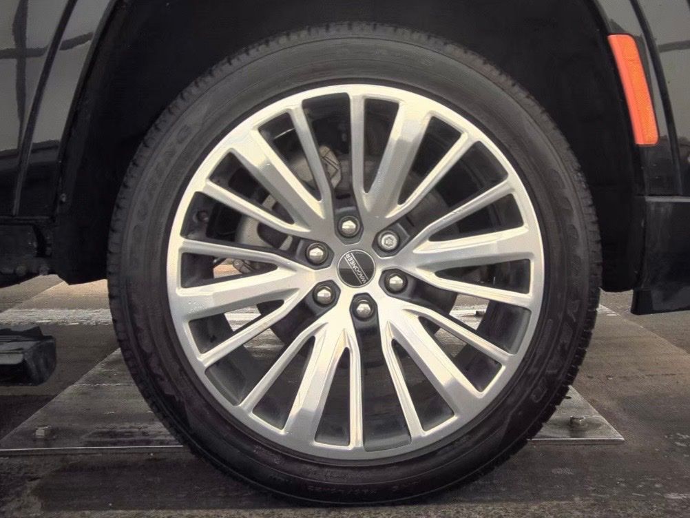 2022 Jeep Grand Wagoneer III photo 3