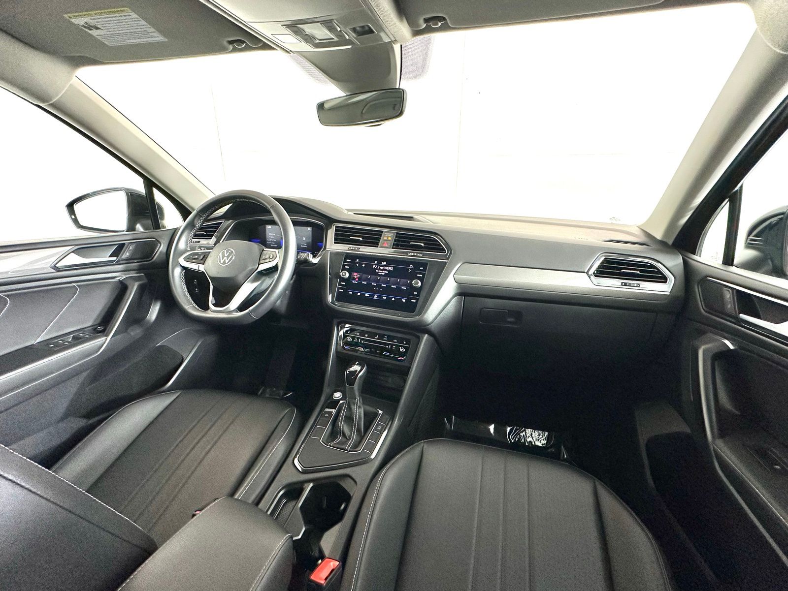 2023 Volkswagen Tiguan SE photo 2