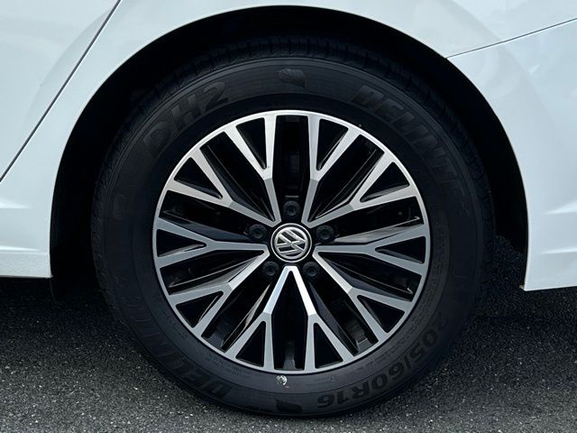 2019 Volkswagen Jetta SEL photo 2