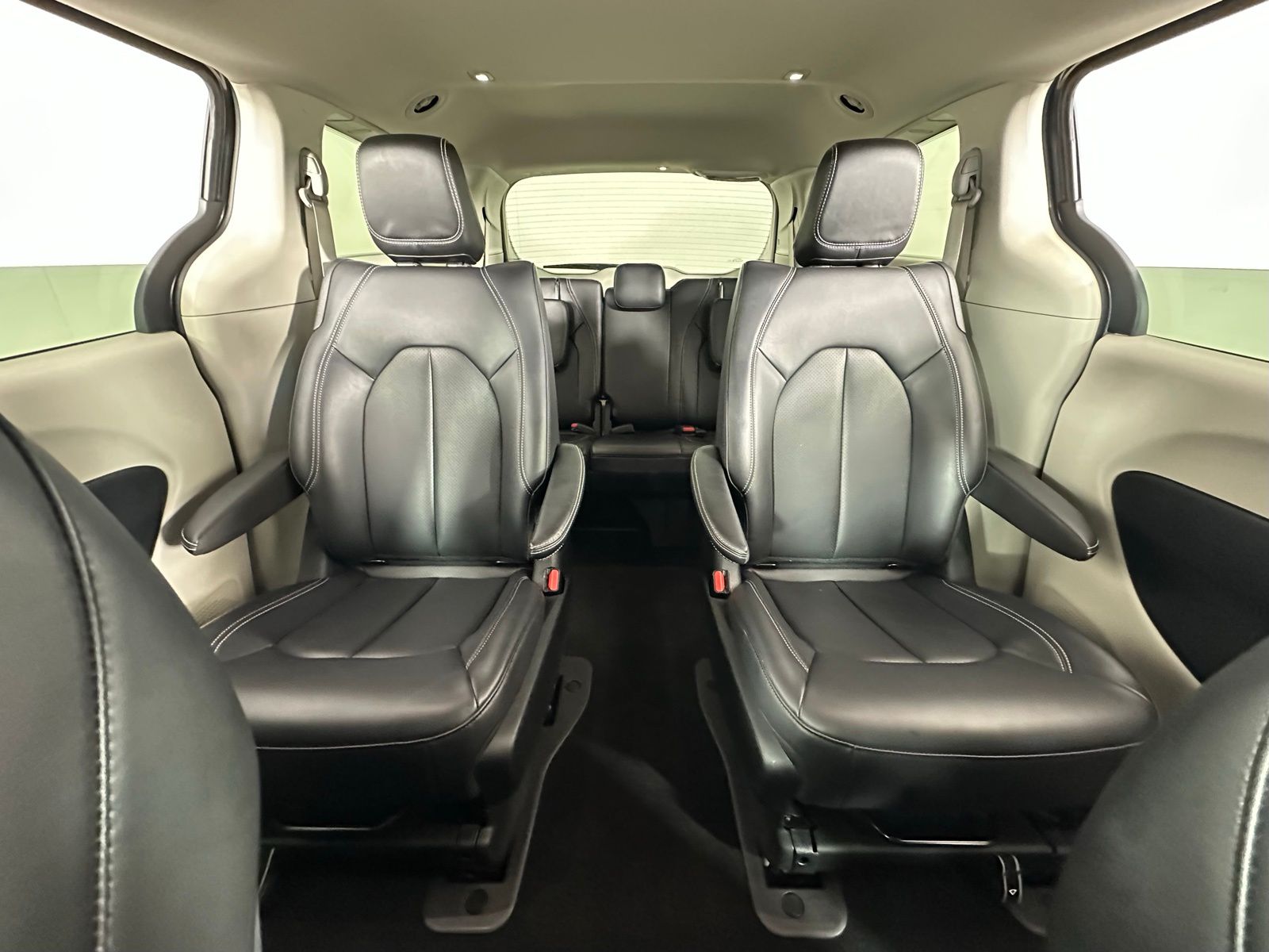2023 Chrysler Pacifica Hybrid Touring L photo 3