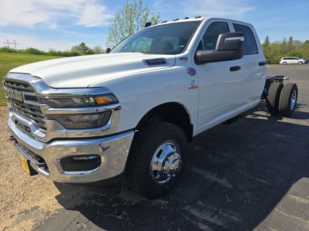 New 2026 Ram 3500 Chassis Cab TRADESMAN CREW 4X4 60' CA Pickup