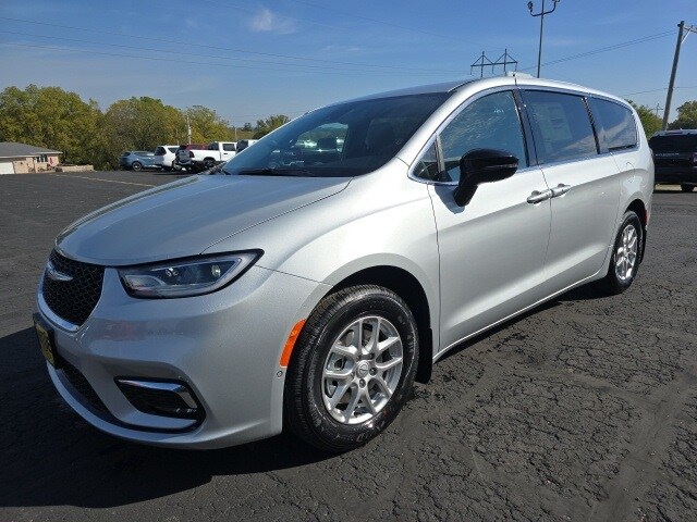 2026 Chrysler Pacifica photo 3
